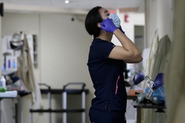 미국 텍사스주 엘파소의 한 병원 간호사가 6일 병실을 이동하면서 마스크를 착용하고 있다. 미국 공영 NPR방송은 28일 "11월 말 현재 미국의 N95 마스크 재고량은 1억4,200만개에 불과하다"고 보도했다. 엘파소=AP 연합뉴스