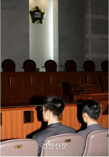 2004년 양심적 병역거부자들이 대법원의 유죄 판결이 내려지기 전 법정에서 기다리고 있다. 경향신문 자료사진