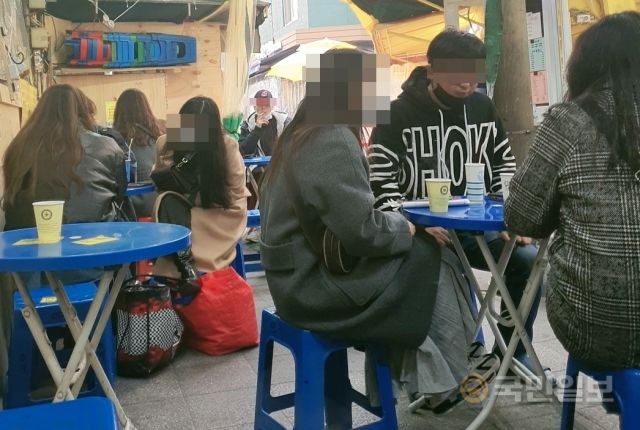시민들이 지난 25일 서울 종로구 A 재래시장에서 음료를 마시고 있다. 손님 일부는 담배를 피우고 있기도 했다. 황윤태 기자