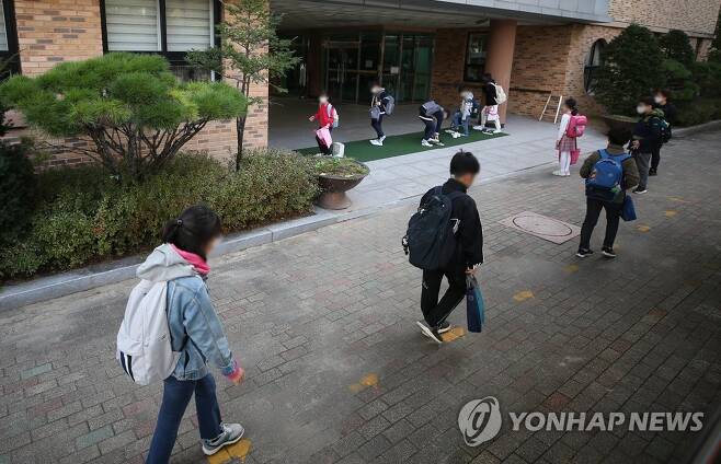 거리두기 지키며 등교하는 초등학생들 [연합뉴스 자료사진]