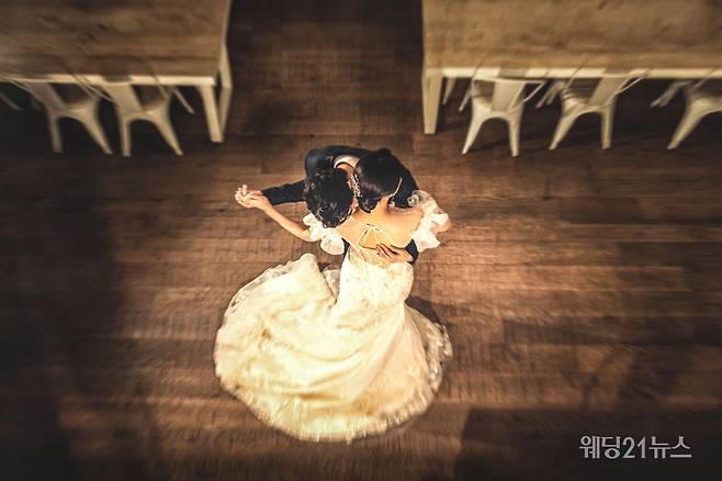 사진 : 웨딩드레스 아이테오, 슈트 스플렌디노, 포토그래퍼 신동훈(애일리스튜디오), 헤어 민, 진희 메이크업 파니, 나현 (모아위), 한복 규중칠우, 웨딩디렉팅 봉드(해피메리드컴퍼니), 플라워 봉플라워, 촬영스케치 제이마리드컴퍼니, 스타일리스트 퍼스트비주얼 정민경, 영상 웨딩미