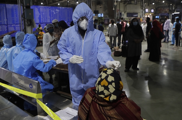 인도 방역당국 관계자들이 지난 28일(현지시간) 뭄바이의 한 기차역에서 코로나19 검사를 진행하고 있다. AP 연합뉴스