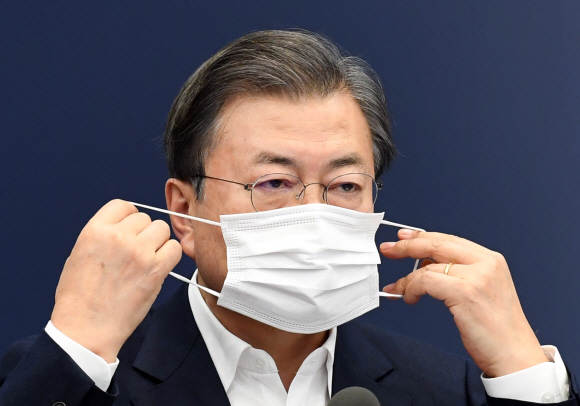 문재인 대통령이 30일 오후 청와대 여민관에서 열린 수석보좌관 회의에서 모두발언을 한 후 마스크를 착용하고 있다. 2020. 11. 30 도준석 기자 pado@seoul.co.kr