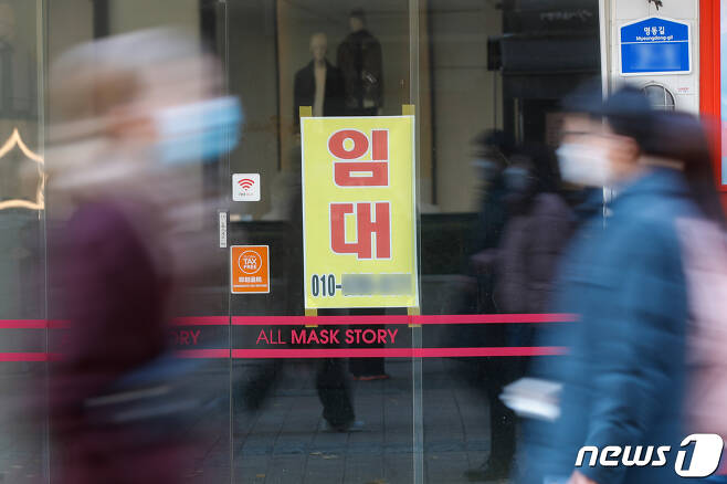 서울 중구 명동거리의 상점에 임대 안내문이 붙어있다.2020.11.30/뉴스1 © News1 안은나 기자