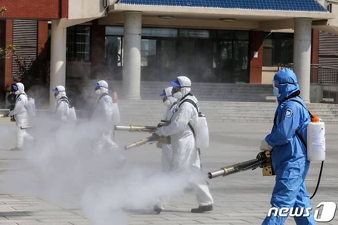 중국의 방역 요원들이 소독을 하고 있다. © AFP=뉴스1