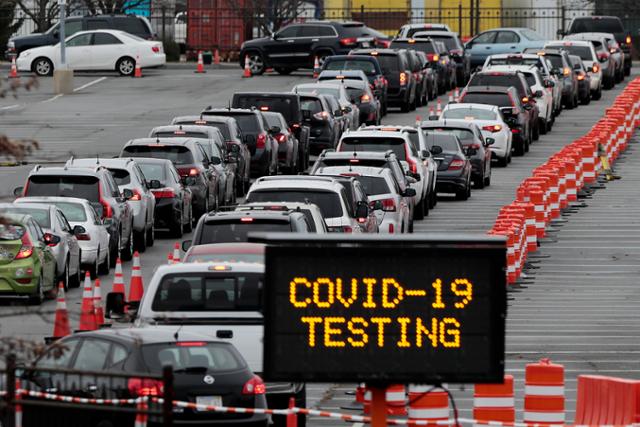 코로나19 검사가 이뤄지는 미국 매사추세츠주 뉴베드포드의 한 주차장에 검사를 기다리는 차량이 줄을 서 있다. AP 연합뉴스