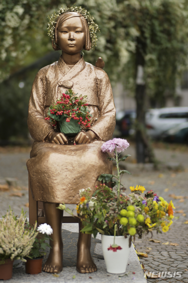 지난 9일(현지시간) 독일 베를린 미테구에 설치된 일본군 위안부를 상징하는 '평화의 소녀상'에 꽃 장식이 놓여져 있다. 2020.10.29./사진=[베를린=AP/뉴시스]