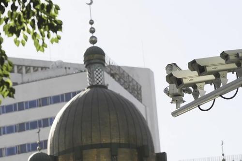 중국 정부가 신장 위구르 자치구의 한 이슬람 사원 인근에 설치한 감시 카메라. 사우스차이나모닝포스트(SCMP) 화면 캡처