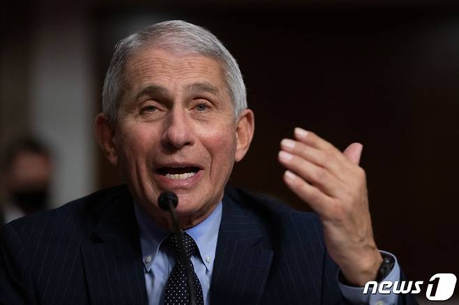 앤서니 파우치 미국 국립 알레르기·감염병연구소 소장이 워싱턴 상원의 건강, 교육, 노동, 연금 위원회 코로나19 관련 청문회에 출석을 하고 있다. © AFP=뉴스1 © News1 우동명 기자