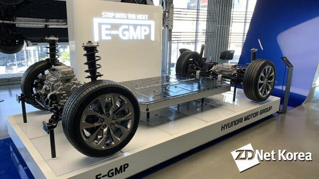 3일부터 현대차 모터스튜디오 서울에 전시를 시작한 전기차 전용 플랫폼 E-GMP. E-GMP를 적용한 현대차그룹 전기차들은 내년부터 순차적으로 출시된다.
