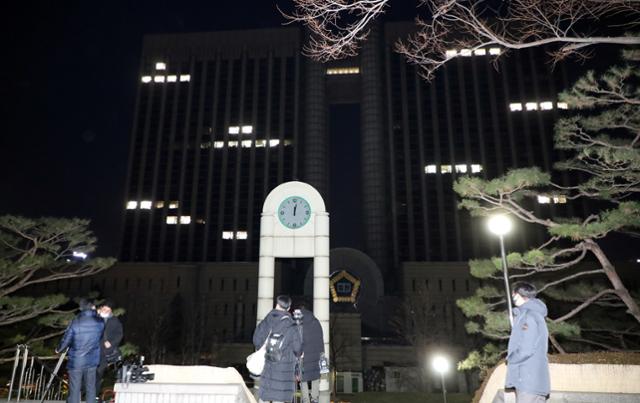 이낙연 더불어민주당 대표실 이모 부실장이 3일 오후 서울 중앙지방법원 인근에서 숨진 채 경찰에 발견된 가운데 취재진 취재를 하고 있다. 뉴스1