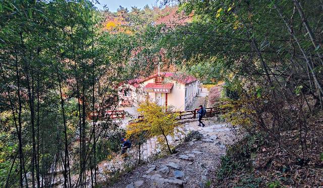 무등산 국립공원 입구에서 1시간 남짓 걸어 올라가면 만나는 오방수련원. 호남 영맥을 잇는 오방 최흥종 목사가 일제강점기와 6·25전쟁 전후 걸인과 결핵·한센씨병 환자를 거두어 보살피던 산속 예배당이었다. 이 수련원은 현재 종교화해와 소통 모임 공간으로 이용되고 있다.