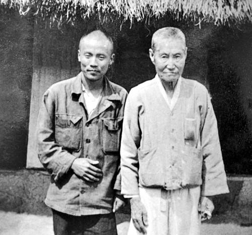 무등산 증심사 위 신림기도처(현 오방수련원) 초가 앞에서의 최흥종 목사(오른쪽).