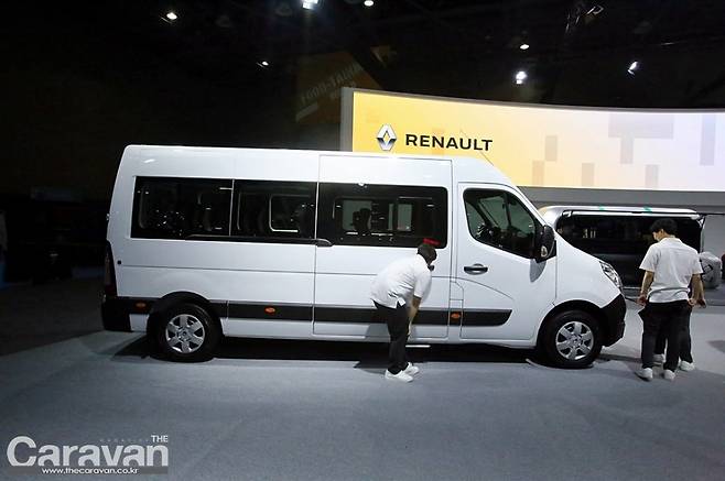 2019년 서울모터쇼에서 소개된 르노 마스터 15인승 미니버스