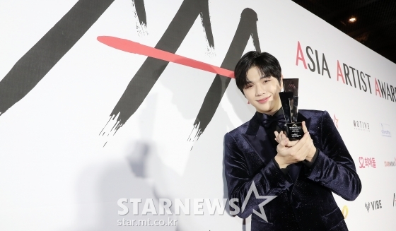가수 강다니엘이 지난달 28일 마이뮤직테이스트에서 중계된 2020 Asia Artist Awards(2020 아시아 아티스트 어워즈, 2020 AAA)에서 'AAA 베스트 뮤지션' 상을 수상한 뒤 포즈를 취하고 있다. / 사진=김창현 기자 chmt@