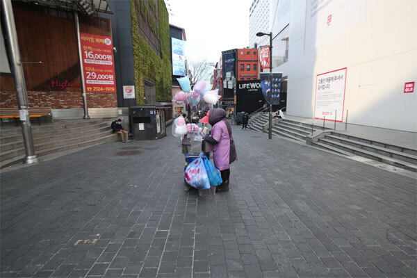 정부가 사회적 거리 두기 2.5단계 격상을 결정한 6일 오후 서울 명동 거리는 평소와 달리 시민들을 찾아보기 어려웠다. [김호영 기자]