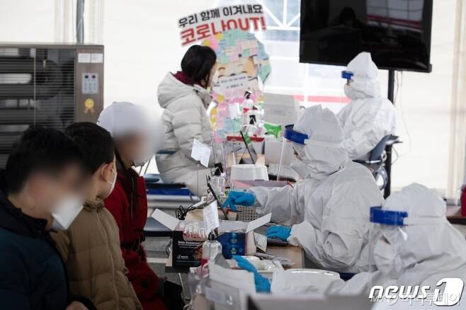 6일 서울 강남구보건소 신종 코로나바이러스 감염증(코로나19) 선별진료소를 찾은 시민들이 검사접수 및 역학조사에 응하고 있다./사진제공=뉴스1