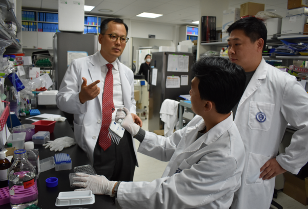 연세암병원 다안 암 연구소에서 조병철 폐암센터장(왼쪽)과 함께 신약 중개연구를 주도하는 연구진./장윤서 기자