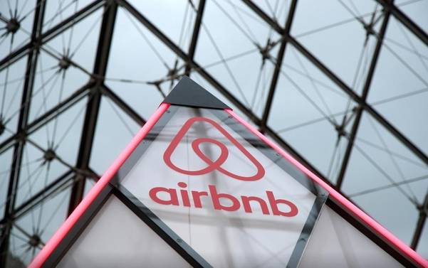 2019년 3월 12일(현지시각) 프랑스 파리 루브르박물관 앞에 설치된 조형물에 붙은 에어비앤비 로고. / 로이터 연합뉴스