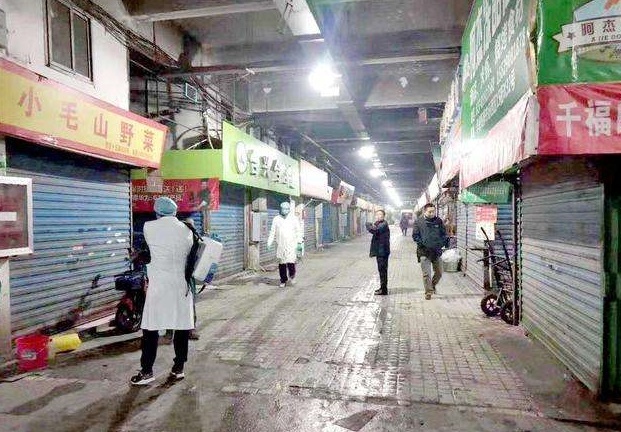 코로나19 바이러스 발원지로 알려진 중국 우한 화난수산물도매시장의 지난 10월 당시 모습. 방역 당국 직원들이 소독을 실시하고 있다