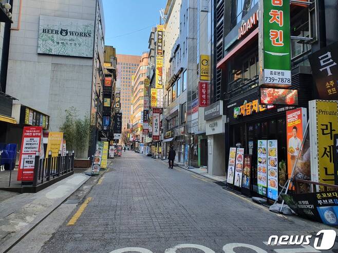 사회적 거리두기 2.5단계가 시행된 첫날인 8일 오전. 종각역 인근 거리가 한산하다. © 뉴스1 김유승 기자