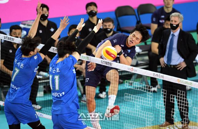 대한항공 임동혁(오른쪽)이 6일 인천 계양체육관에서 열린 2020-2021 V리그 남자부 대한항공과 한국전력의 경기에서 한국전력 이시몬-조근호의 블로킹을 앞에 두고 스파이크 공격을 하고 있다. 2020. 12. 6. 인천 | 박진업기자 upandup@sportsseoul.com