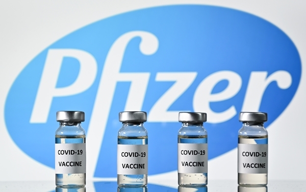 글로벌 제약업체 화이자의 코로나19 백신과 로고를 함께 찍은 모습. AFP 연합뉴스