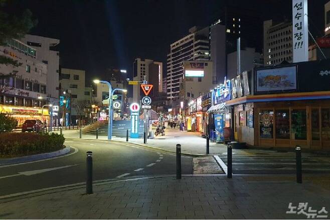 서울 및 수도권의 코로나19 사회적 거리두기가 2.5단계로 상향된 8일 밤 서울 마포구 홍대 앞 거리가 한산한 모습이다. (사진=박하얀 기자)