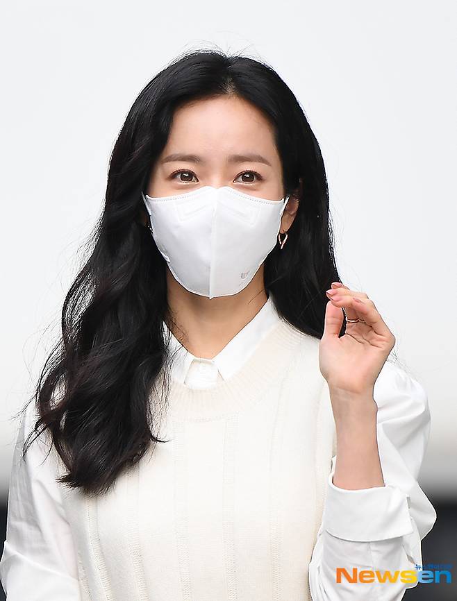 Actor Han Ji-min enters SBS Mokdong Building in Yangcheon-do, Seoul, for sbs powerFM Doo-si-extrusion Cultusho on the afternoon of December 10.