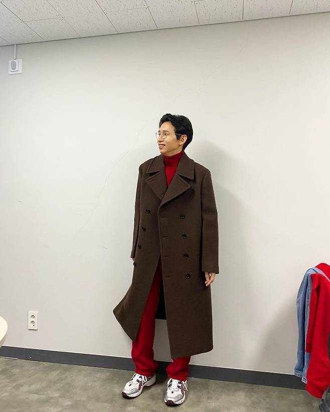 Actor Bong Tae-gyu showed off his unique fashion.On December 10, Bong Tae-kyu posted a photo on his Instagram with the caption, One row of cushions.In the released photo, Bong Tae-gyu is dressed in a red clothing set above the top, and the top is caught in an unbalanced fashion over Brown Rajkot.  The escheries of fashion were also very much digested, and they were the most representative fashionistas in the industry.Meanwhile, Bong Tae-gyu is currently appearing on SBSs Penthouse.