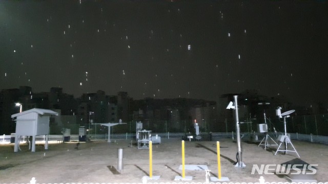 [서울=뉴시스]10일 기상청에 따르면 이날 오전 4시 기준 서울 송월동 기상관측소에서 약한 눈이 내리는 것이 관측됐다. 이날 내린 서울의 첫눈은 2000년 이후 가장 늦게 내린 것이다. 2020.12.10 (사진 = 기상청 제공)
