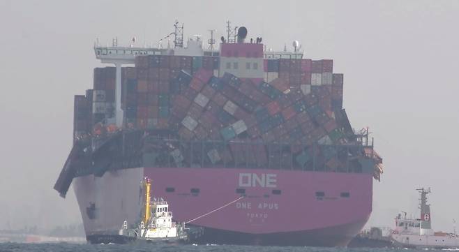 일본 국적의 선박이 하와이 인근에서 악천후를 만나 사고를 당한 가운데, 컨테이너 수백 개가 아슬아슬하게 쓰러져 있다