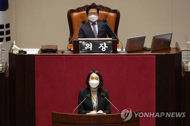정의당 장혜영 의원이 12월 9일 오후 국회 본회의에서 공직선거법 일부개정법률안(대안)에 대해 반대토론하고 있다. [연합뉴스 자료사진]