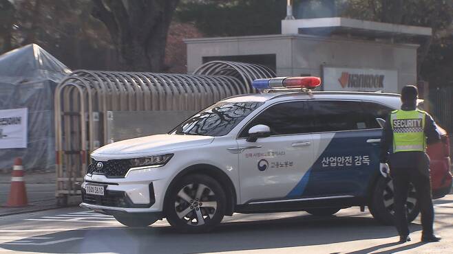 한국타이어 대전공장에 진입하는 대전고용노동청 산업안전 감독 차량.