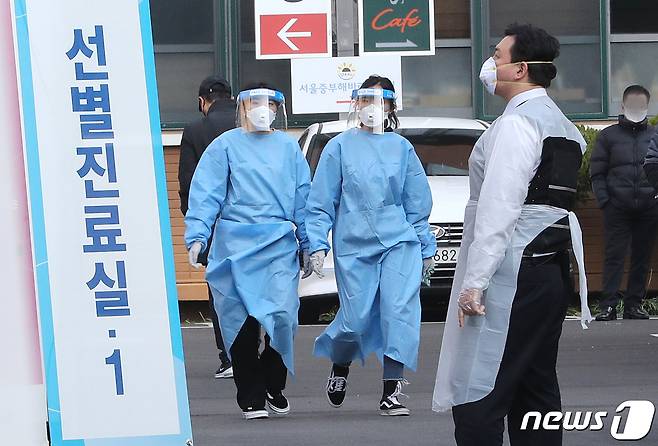 서울 중구 국립중앙의료원 선별진료소에서 의료진들이 분주한 모습을 보이고 있다. 2020.12.6/뉴스1 © News1 이성철 기자