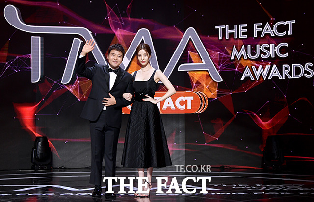 2020 TMA] Jun Hyun-moo attending 2020 The FactMusic Awards - SeohyunThe 2020 The Fact Music Awards was held in a way that thoroughly complies with the anti-virus guidelines and adds online connections to Untact, which means non-face-to-face, for the safety of fans and The Artist to prevent the spread of Corona 19.TMA includes BTS, Super Junior, New East, GOT7 (Godseven), MonsterX, Seventeen, Gang Daniel, Twice, Mamamu, (woman) children, ITZY (yes), Stray Kids, Tomorrow By Together, ATIZ, Crabbitty, Weekly, Thebo K-pop The Artists, who are the most popular in the world, such as Iz, Izwon, and Jesse, appeared.The red carpet at 4 pm on December 12, the awards ceremony at 6 pm, was broadcast simultaneously to 30 countries around the world through Naver V LIVE.