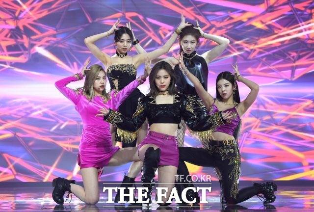 걸그룹 ITZY(있지)가 12일 오후 열린 '2020 더팩트 뮤직 어워즈(THE FACT MUSIC AWARDS, TMA)'에서 멋진 무대를 선보이고 있다. /이새롬 기자
