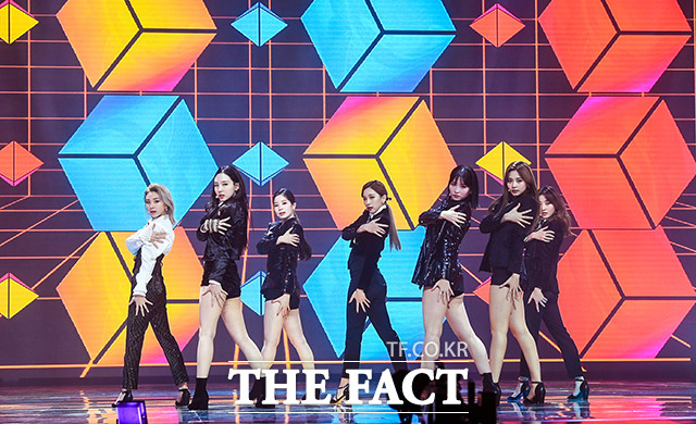 2020 TMA] TWICE, Live Up to Your Name Perfect StageThe 2020 The Fact Music Awards was held in a way that thoroughly complies with the anti-virus guidelines and adds online connections to Untact, which means non-face-to-face, for the safety of fans and The Artist to prevent the spread of Corona 19.TMA includes BTS, Super Junior, New East, GOT7 (Godseven), MonsterX, Seventeen, Gang Daniel, TWICE, Mamamu, (woman) children, ITZY (yes), Stray Kids, Tomorrow By Together, ATIZ, Crabbitty, Weekly, Thebo K-pop The Artists, who are the most popular in the world, such as Iz, Izwon, and Jesse, appeared.The red carpet at 4 pm on December 12, the awards ceremony at 6 pm, was broadcast simultaneously to 30 countries around the world through Naver V LIVE.