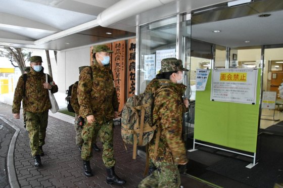 지난 9일 아사히카와에 파견된 자위대 의료 인력이 요시다병원에 들어서고 있다. [마이니치신문 캡처]