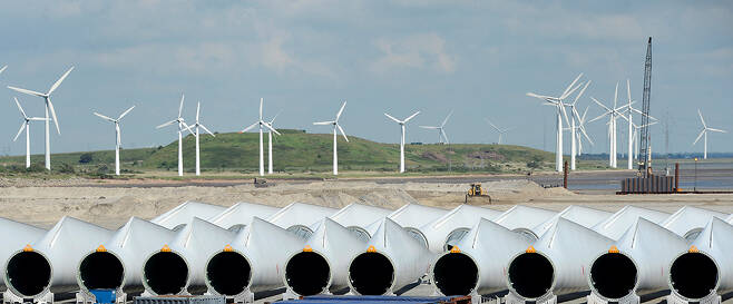덴마크 서남부 항구도시 에스비에르에 풍력발전기가 설치돼 있다. /사진=로이터