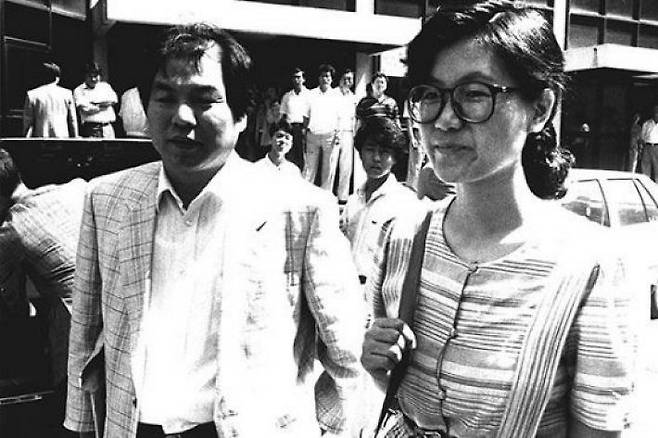 부천서 성고문 사건의 피해자인 권인숙씨(오른쪽)가 조영래 변호사와 법원을 나서고 있다.(사진=연합뉴스)