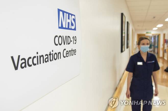 영국 병원에 설치된 코로나19 백신 접종센터 영국 런던 로얄프리 병원에 마련된 신종 코로나바이러스 감염증(코로나19) 백신 접종센터. [AP=연합뉴스 자료사진]