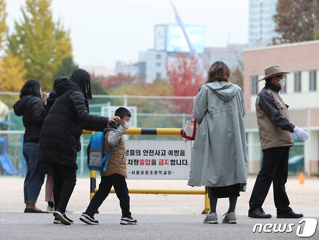서울 한 초등학교에서 어린이들이 등교하고 있다. 2020.11.6/뉴스1 © News1 신웅수 기자