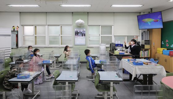 서울 중구의 한 초등학교에서 학생들이 수업을 받고 있다. 뉴스1