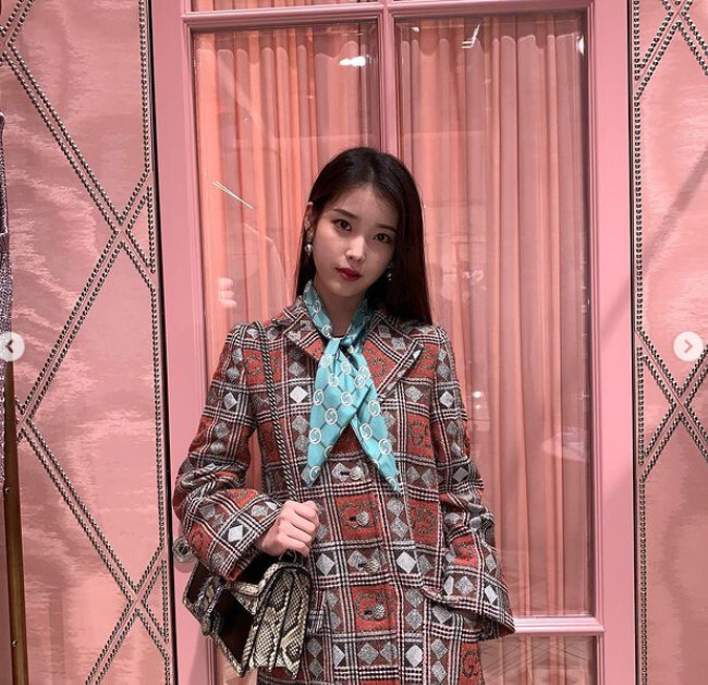 Singer IU showed off luxurious Beautiful looks.IU posted several up-and-down photos on Instagram on December 12.In the photo, IU wore a luxurious jacket and scarf for a warm yet cool winter look.  With her long hair cut back, IU stares into the camera in warm eyes.IUs white face and doll-like lee Mok-gobi meet to complete the princess-like look.  Its like a sissy daughter, and its like a cute atmosphere.The people who saw the photos were like, Nuits IU? I was so pretty, Oh my God, Im like a princess, IU pretty every day, and so on.