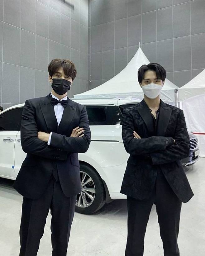 Lee Dong-wook X Lee Tae-ri, Yiyeon and Lee Mu-gi The World Cool [SNScut]Actor Lee Dong-wook and Lee Tae-ri were The Slap.Lee Tae-ri posted a picture on December 13th on his personal Instagram with an article entitled Yiyeon X The Packt Music Awards TMA.Lee Dong-wook and Lee Tae-ri in the photo are looking at the camera with their arms folded. Even with the mask, the shining visuals focused their attention.Especially after TVN The Tale of a Gumiho, the two Slap two shots added to the pleasure.Meanwhile, Lee Dong-wook and Lee Tae-ri attended the 2020 The Packt Music Awards held on December 12 as awards.Park Jung-min on the news