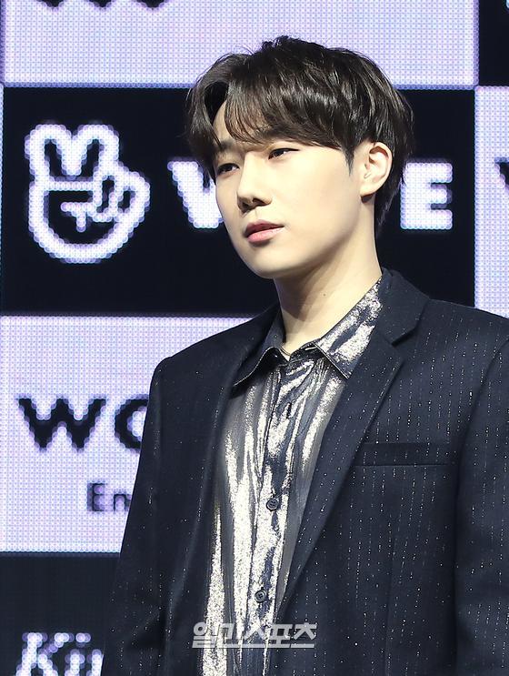 Photo] Seong-gyu I came back with Love at first sightSinger Kim Seong-gyu conducted a media showcase online to commemorate the release of the third Mini album INSIDE ME on the afternoon of the 14th.Infinite (INFINITE) leader and main vocalist Seong-gyu poses in photo time. 