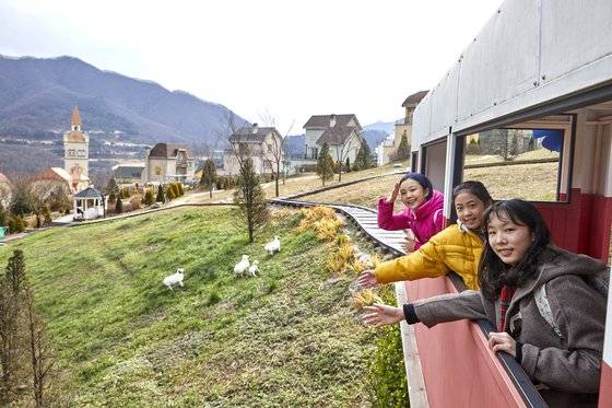비행기를 타지 않고 갈 수 있는 한국의 작은 스위스 ‘에델바이스 스위스 테마파크’를 찾아 해외 여행하는 기분을 만끽했다. 왼쪽부터 윤현지‧조성언 학생모델‧김윤하 학생기자.