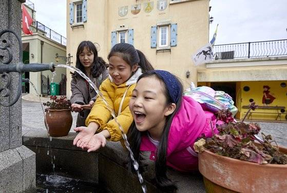 유럽의 관광지를 걷다 보면 분수대가 꼭 하나 나온다. 이런 장소에서 인증샷은 필수다.