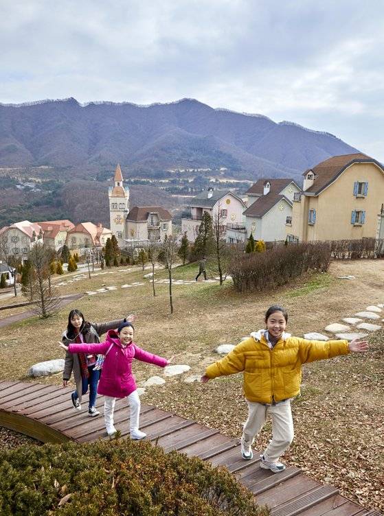 곡달산을 배경으로 유럽식 건물 사이 쭉 뻗은 산책로에선 지금 당장 하이디가 달려 나올 것만 같다. 하이디가 된 심정으로 열심히 인증샷을 남긴 소중 학생기자단.